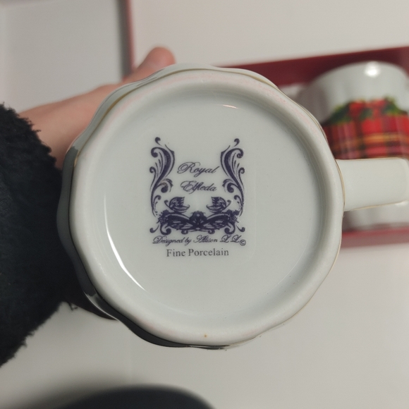 🌟SALE! New Royal Elfeda Porcelain Christmas mugs - Picture 3 of 5